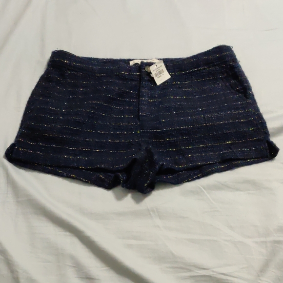 Abercrombie & Fitch Pants - Navy blue shorts with gold srtip linings
